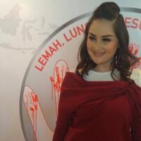 mona-ratuliu-hobi-santap-sayur-bayam