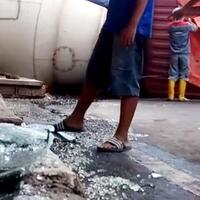 diduga-sopir-mengantuk-truk-molen-tabrak-dua-minibus-lalu-terguling-dan-timpa-mobil