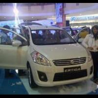 pencuri-gondol-mobil-ertiga-usai-jebol-tembok-rumah-korban