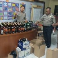sebanyak-1027-botol-miras-disita-petugas-kecamatan-tanjung-priok