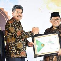 aher-dianugerahi-tokoh-pelopor-kebangkitan-zakat