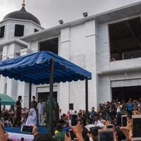 terpidana-zina-dicambuk-100-kali