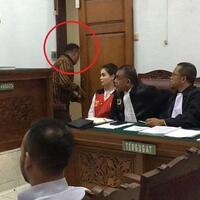 majelis-hakim-usir-seorang-pria-di-persidangan-jennifer-dunn-duh