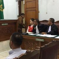 disangka-bodyguard-majelis-hakim-usir-pria-di-dekat-jennifer-dunn-dari-ruang-sidang