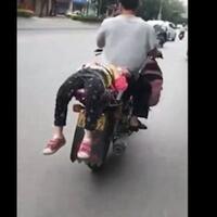pria-ini-ikat-putrinya-di-sepeda-motor-karena-malas-ke-sekolah