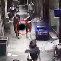 usai-membunuh-pria-ini-tenteng-kepala-istrinya-di-jalanan