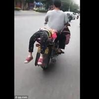 pria-ini-ikat-anak-di-sepeda-motor-untuk-diantar-ke-sekolah