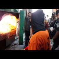 sabu-3-kilogram-asal-malaysia-yang-disimpan-di-dalam-bra-dan-pembalut-itu-dimusnahkan