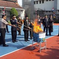 ponsel-dan-senjata-tajam-hasil-razia-di-lapas-dan-rutan-wilayah-jabar-dimusnahkan