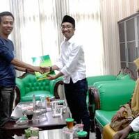 kiai-sepuh-nu-antar-nur-faizin-datangi-dpw-pkb-jatim