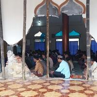 warga-korban-gempa-banjarnegara-salat-jumat-di-masjid-yang-nyaris-roboh
