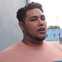 ketika-ivan-gunawan-rebahkan-kepalanya-di-bahu-sang-ayah