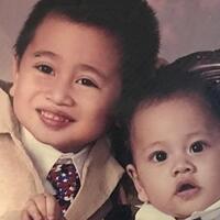 dulu-imut-imut-balita-berbaju-cokelat-kini-tumbuh-jadi-aktor-tampan-dan-atletis