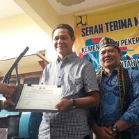 kementerian-pupr-serahkan-mesin-pencacah-plastik-pertama-buat-labuan-bajo