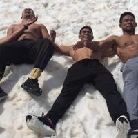 pegulat-indonesia-langsung-buka-baju-tiduran-deh-di-salju-gunung-vitosha