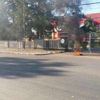demo-mahasiswa-dan-ormas-terkait-tragedi-berdarah-di-marosi-diwarnai-pembakaran-ban