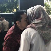 ciuman-setya-novanto-untuk-deisti-usai-persidangan