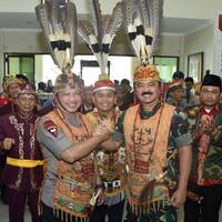 panglima-tni-dan-kapolri-dianugerahi-gelar-kehormatan-adat-dayak