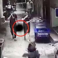 bertengkar-hebat-pria-ini-penggal-kepala-istrinya-lalu-ditenteng-di-jalan-raya