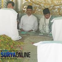 gus-ipul-meneruskan-tradisi-gus-dur-ziarah-kubur-usai-salat-jumat-di-gresik