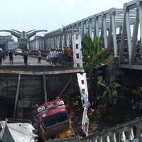 barang-bukti-jembatan-widang-untuk-penyidikan-hanyut