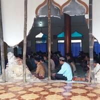 salat-jumat-di-masjid-yang-nyaris-roboh-tak-mengurangi-kekhusyukan-warga-korban-gempa
