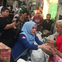 merasa-prihatin-devita-rusdi-sambangi-korban-kebakaran-di-tambora