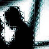 saat-suami-ngantor-wanita-ini-masukkan-pil-ke-kamar