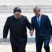 foto-ketika-kim-jong-un-gandeng-erat-tangan-presiden-korsel