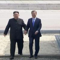 gandeng-tangan-jae-in-kim-jong-un-tuliskan-kalimat-perdamaian