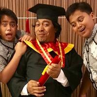berusia-47-tahun-pelawak-komeng-wisuda-ditemani-keluarganya