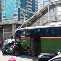 delapan-kendaraan-diseruduk-bus-mayasari-bhakti-di-halte-busway-slipi