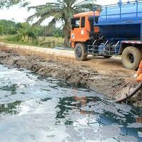 pertamina-sedot-minyak-dari-lokasi-sumur-minyak-yang-terbakar