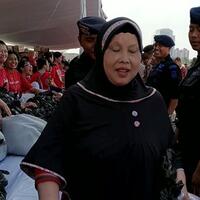 sang-ibu-asyik-mengantre-sembako-di-monas-tak-sadar-anaknya-hilang
