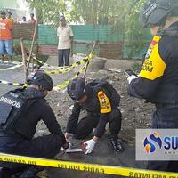 tim-jibom-gegana-sat-brimob-polda-jatim-evakuasi-granat-di-pekarangan-rumah