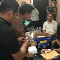 polisi-serahkan-tersangka-dan-barang-bukti-rp-683105600-ke-kejari-makassar