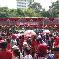 warga-tidak-tahu-siapa-yang-inisiasi-pembagian-sembako-gratis-di-monas