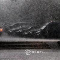 bmkg-prediksi-jakarta-akan-diguyur-hujan-disertai-kilat-dan-angin-kencang