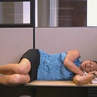 suka-tidur-di-atas-meja-berbantalkan-lengan-kiri-zhang-harus-jalani-operasi