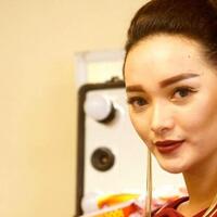 ulang-tahun-zaskia-gotik-dapat-kado-yang-romantis-dari-seorang-pria