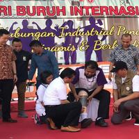 senyum-pekerja-pabrik-dapat-kaki-palsu