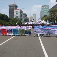 massa-buruh-bergerak-ke-istana