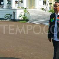 jokowi-pamer-jaket-asian-games-miliknya