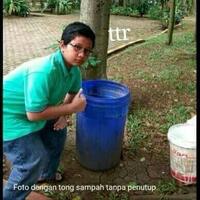 bocah-ini-gaya-jempol-dekat-benda-tak-penting-10-fotonya-konyol-abis