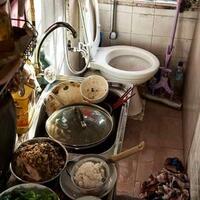 10-potret-mirisnya-kehidupan-kos-di-hongkong-bahkan-toilet-dan-dapur-pun-harus-jadi