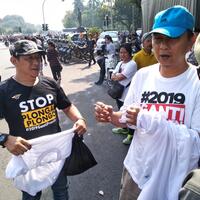 simpatisan-berkaus-2019gantipresiden-diadang-masuk-area-cfd