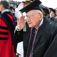 veteran-pd-ii-akhirnya-wisuda-setelah-68-tahun-tinggalkan-kampus