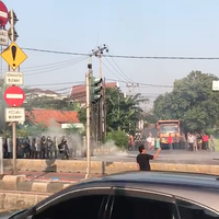 aksi-penolakan-pengosongan-rumah-kodam-warga-lempari-aparat-dengan-batu