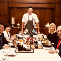 koki-netanyahu-hina-pm-jepang-dengan-dessert-dalam-sepatu