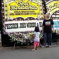 pakai-kaos-2019gantipresiden-ibu-ini-dengan-santai-foto-di-karangan-bunga-jokowi